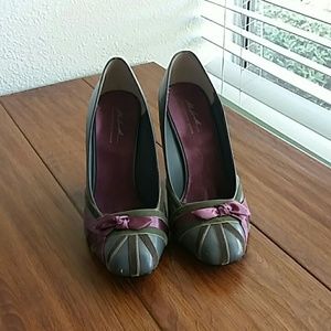Grey heels w/purple bow and velvet accents